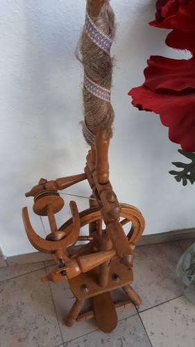 Antikes spinnrad aus holz - antikes,