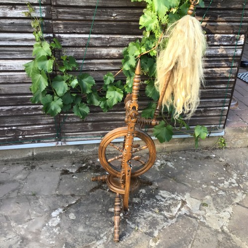 Altes antikes spinnrad - , holz