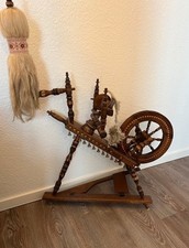 Altes Spinnrad aus Holz –