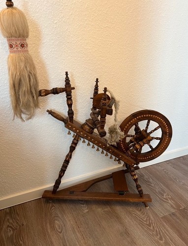 Altes spinnrad aus holz - spinnrad,