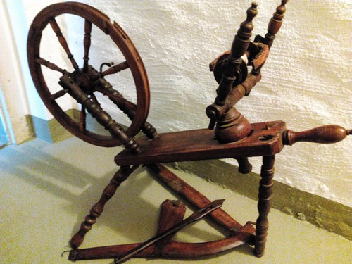 Schönes antikes spinnrad - antikes,