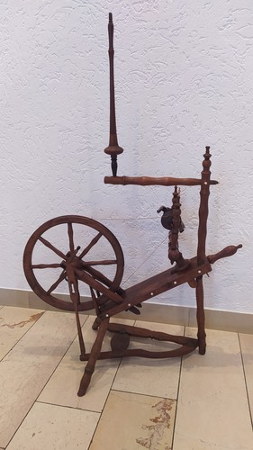 Sehr altes spinnrad aus holz - altes,
