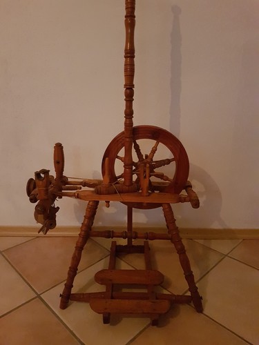 Holzspinnrad aus österreich - aus,