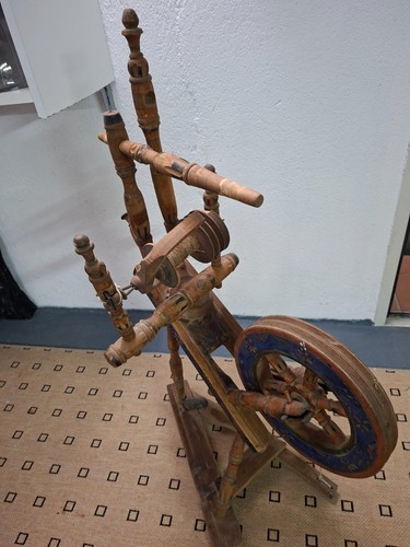 Altes bemaltes spinnrad - altes,