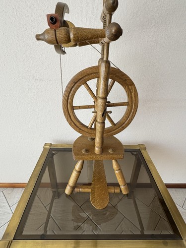 Vintage spinnrad aus holz - aus,