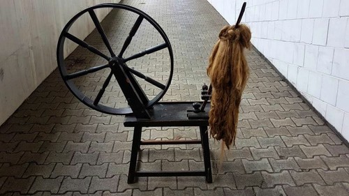 Antikes großes spinnrad - antikes,