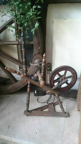 Schönes antikes spinnrad - schönes,